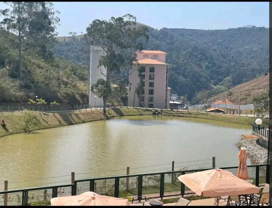 Lago de peixes do condomínio